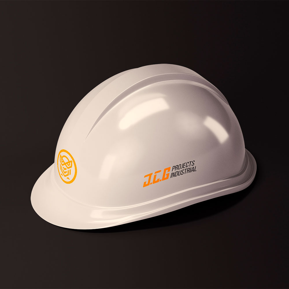 casco blanco de construcción con logotipo JCG Projects industrial